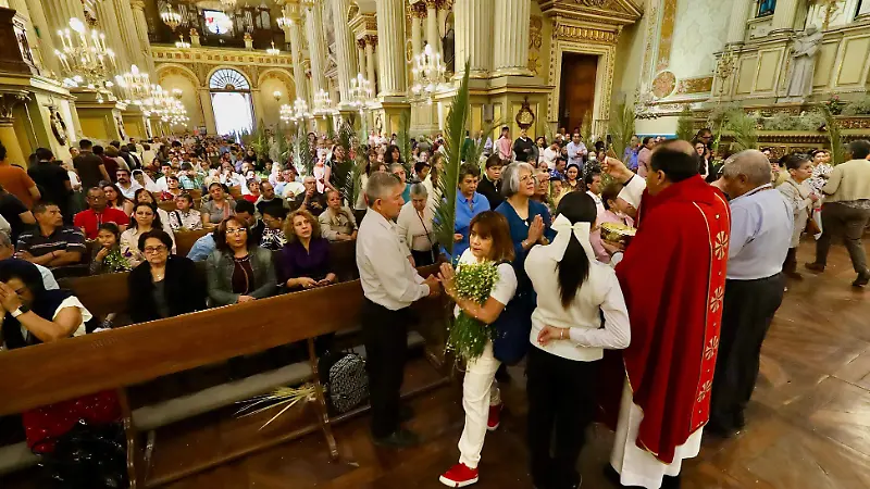 Feligreses conmemoran el Domingo de Ramos con procesión y misa en Catedral